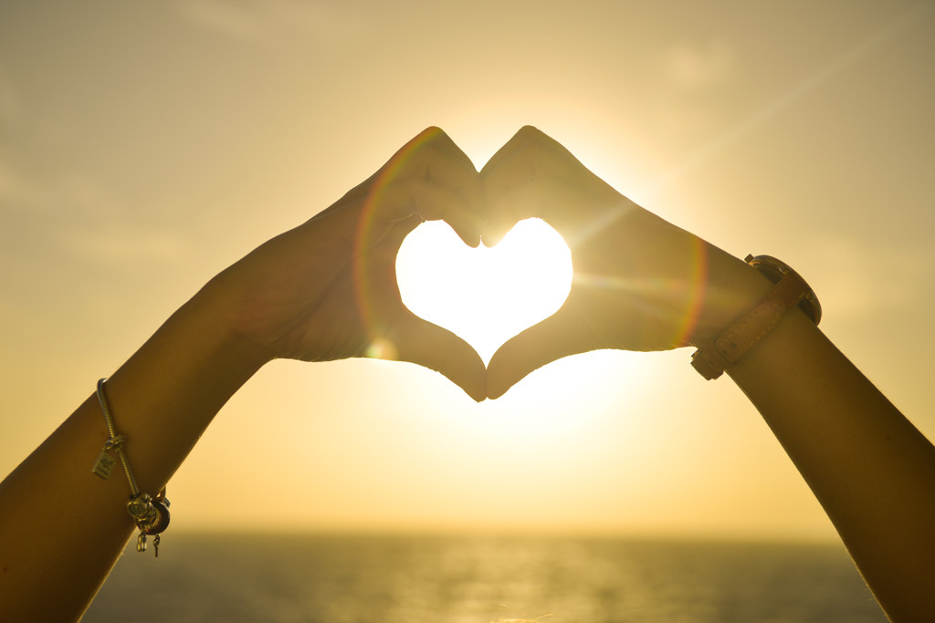 amour-coeur-avec-des-mains